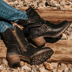 FREEBIRD STYLE “CARLITO”  Black Snake SIZE 8 WMN